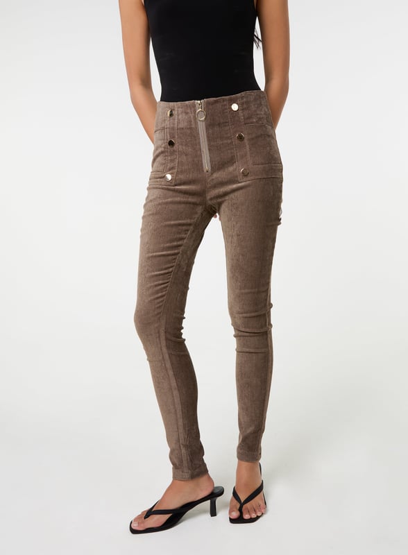 A timeless style just for you. These corduroy trousers are perfect for a night out, styled with pumps or for a uni day, styled with chunky boots.