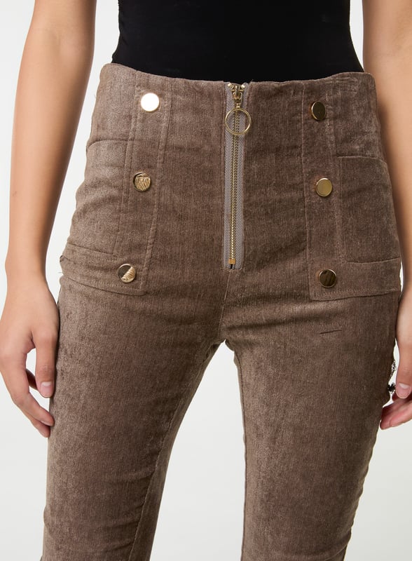 A timeless style just for you. These corduroy trousers are perfect for a night out, styled with pumps or for a uni day, styled with chunky boots.