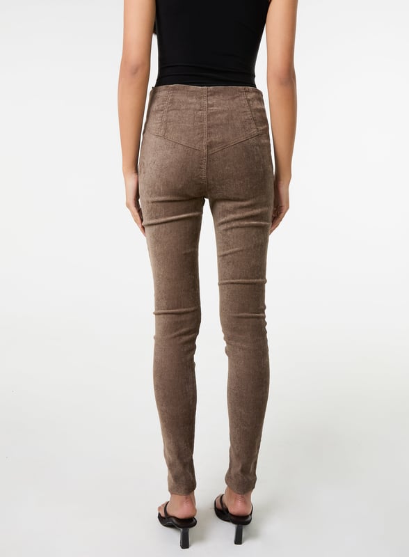 A timeless style just for you. These corduroy trousers are perfect for a night out, styled with pumps or for a uni day, styled with chunky boots.