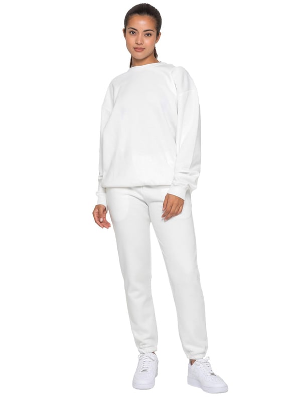 Enzo Women’s Oversized Sweatshirt and Relaxed Fit Joggers. Fashioned in Pure Fabric for Softness and Comfort. Joggers Feature 2 Side Slash Pockets. Brushed Back Inner Fleece Lining. Cuffed Leg Design. Elasticated Waist with drawstrings. Ideal to use for Casual and Work wear.