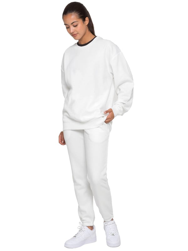 Enzo Women’s Oversized Sweatshirt and Relaxed Fit Joggers. Fashioned in Pure Fabric for Softness and Comfort. Joggers Feature 2 Side Slash Pockets. Brushed Back Inner Fleece Lining. Cuffed Leg Design. Elasticated Waist with drawstrings. Ideal to use for Casual and Work wear.
