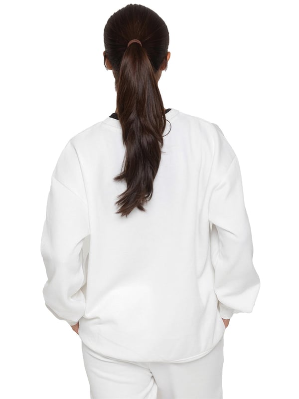 Enzo Women’s Oversized Sweatshirt and Relaxed Fit Joggers. Fashioned in Pure Fabric for Softness and Comfort. Joggers Feature 2 Side Slash Pockets. Brushed Back Inner Fleece Lining. Cuffed Leg Design. Elasticated Waist with drawstrings. Ideal to use for Casual and Work wear.