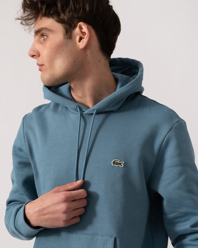 No need to compromise between style, comfort and durability. Trendy, warm, light: an essential for your crocodile wardrobe.
Classic fitJersey lined hoodKangaroo pocketEmbroidered crocodile sewn onto chestBrushed organic cotton fleeceMain fabric: Cotton (84%), Polyester (16%) / Hood lining: Cotton (100%) / Rib edge: Cotton (98%), Elastane (2%)
SH9623