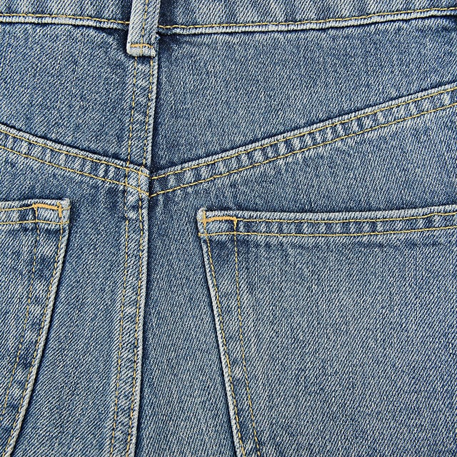 The RAEY Women's Organic Blend Rivet Shorts in Blue combine sustainable fashion with modern design. Made from an eco-conscious blend of 87% organic cotton and 13% recycled cotton, these shorts offer a soft, durable feel while minimizing environmental impact. The rivet detailing adds a stylish, edgy touch, while the classic blue wash ensures versatility and easy pairing with any wardrobe staple. Whether you're dressing them up with a blouse or keeping it casual with a tee, these shorts are the perfect summer essential for any eco-conscious fashionista.