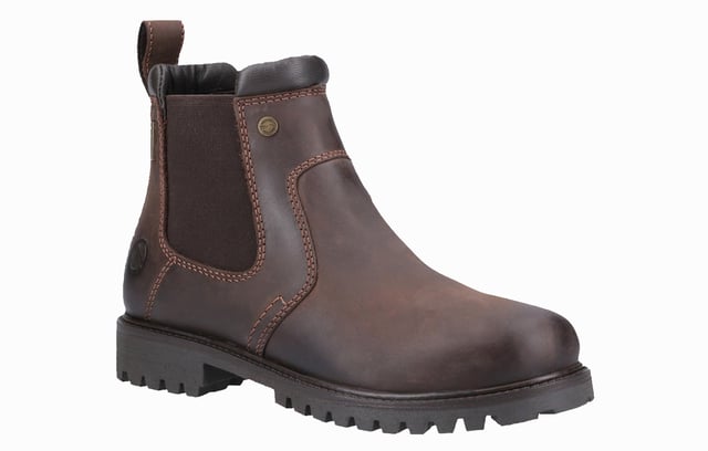The Cotswold chunky Chelsea boot combines timeless style with unbeatable practicality. Featuring waterproof leather uppers, it keeps your feet dry during wet weather. The padded leather collar ensures supreme comfort, while the rugged, chunky sole offers traction and stability for any terrain. A pull loop makes for easy on-and-off wear, making this boot the perfect choice for whatever the day throws at you.- Waterproof leather upper
- Padded leather collar
- Chunky rugged sole
- Pull loop for easy slip-on wear
- Cotswold branding