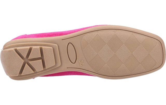 The Torella summer slip-on moccasin from Riva is a stylish and comfortable choice for warm weather. Crafted from luxurious Portuguese suede, this moccasin features a soft leather insole for all-day comfort. The rubber outsole provides excellent grip, ensuring stability and traction throughout those sunny summer days.- Suede leather upper- Slip-On fit- Leather inner- Durable rubber outsole- Riva branding