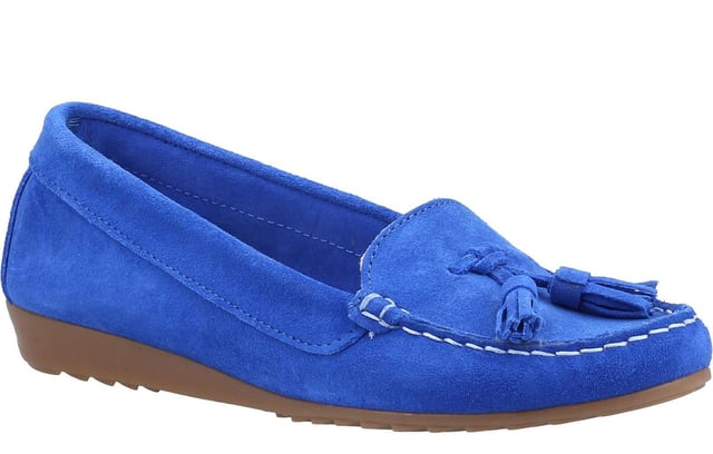Experience the perfect blend of style and comfort with the Riva Aldons women's loafers. Expertly crafted from luxurious Portuguese suede, these loafers exude sophistication while offering a soft and supple feel. The leather insole ensures a comfortable fit, making them ideal for all-day wear.
Adorned with classic tassel detailing, these loafers add a touch of elegance to any casual ensemble. The durable rubber outsole provides excellent grip, keeping you steady on your feet during those long Summer days. Perfect for pairing with your favorite outfits, the Riva Aldons loafers are a must-have addition to your seasonal wardrobe.
- Leather upper
- Leather insole
- Tassel detailing
- Slip on design
- Cushioned footbed
- Durable rubber outsole
- Riva branding