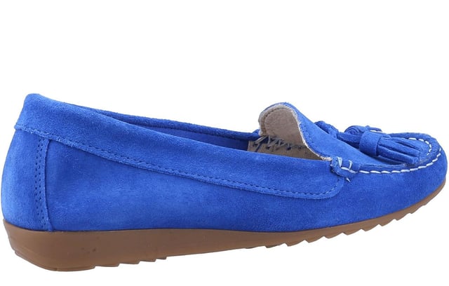 Experience the perfect blend of style and comfort with the Riva Aldons women's loafers. Expertly crafted from luxurious Portuguese suede, these loafers exude sophistication while offering a soft and supple feel. The leather insole ensures a comfortable fit, making them ideal for all-day wear.
Adorned with classic tassel detailing, these loafers add a touch of elegance to any casual ensemble. The durable rubber outsole provides excellent grip, keeping you steady on your feet during those long Summer days. Perfect for pairing with your favorite outfits, the Riva Aldons loafers are a must-have addition to your seasonal wardrobe.
- Leather upper
- Leather insole
- Tassel detailing
- Slip on design
- Cushioned footbed
- Durable rubber outsole
- Riva branding