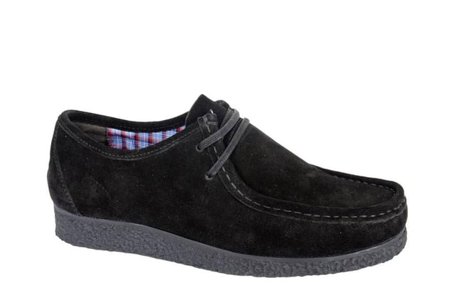 The Roamers Mens Apron Trapper Shoe combines classic style with ultimate comfort. Crafted from premium Real Suede, this shoe offers a luxurious feel while ensuring durability and breathability. The 2 Eyelet Apron Trapper design provides a secure fit, making it perfect for both casual and semi-formal occasions. Inside, the Textile Lining keeps your feet comfortable and cool, while the PU Padded Memory Foam Sock offers exceptional cushioning with every step, providing support throughout the day. The TPR Sole adds durability and excellent grip, making these shoes perfect for any terrain.
Whether you're out for a walk or heading to a casual meeting, the Roamers Mens Apron Trapper Shoe delivers a stylish, comfortable, and practical footwear solution for all occasions.

- Premium suede leatehr upper
- 2 eyelet lace-up closure
- Textile lining
- PU Padded memory foam sock
- TPR sole