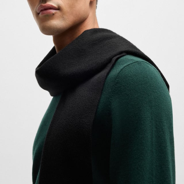 Heren BOSS Scottas sjaal van Italiaans kasjmier met franjes en geborduurd logo in zwart.Een kenmerkende sjaal met een geborduurd logo van BOSS. Met zachte franjes is dit accessoire gemaakt van 100% Italiaans kasjmier.- Afmetingen: 190 x 28cm.- 100% kasjmier.  Handwas- Ref: 50519832-001