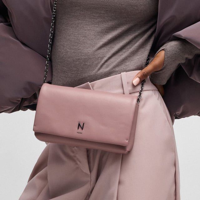 Womens Naomi x BOSS Travelize leather clutch bag with signature hardwareA clutch bag by NAOMI x BOSS. This effortless accessory is crafted in leather with embossed branding and signature hardware. Part of an exclusive capsule  co-created with Naomi Campbell  designed with elegance  confidence  and on-the-go ease in mind. - Measurements: 20 x 11 x 3.5cm - 7.9 x 4.3 x 1.4 inches- Magnetic closure- 1 inside open pocket- Polished gunmetal hardware- Metal lettering- Metal chain crossbody strap- Main material: 100% Cow leather.  Lining: 100% Polyester- Ref: 50529931-995