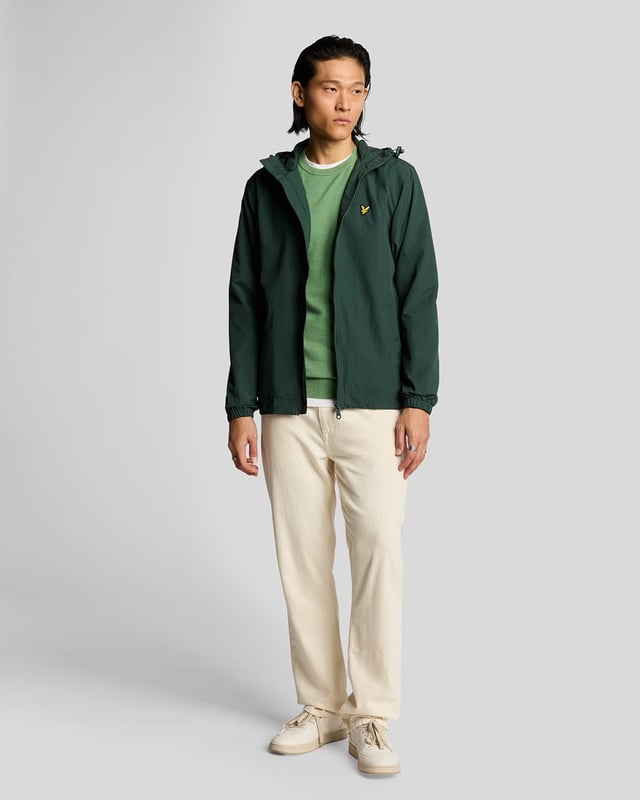 We know the value of a well-made staple, so classic pieces like this jumper form the core of our Lyle &amp; Scott collections. It's been knitted from soft 100% cotton and has a slim fit – perfect for layering under a jacket.- Round neck 
- Long sleeves 
- Ribbed hemline, cuffs and neckline
- Composition: 100% cotton