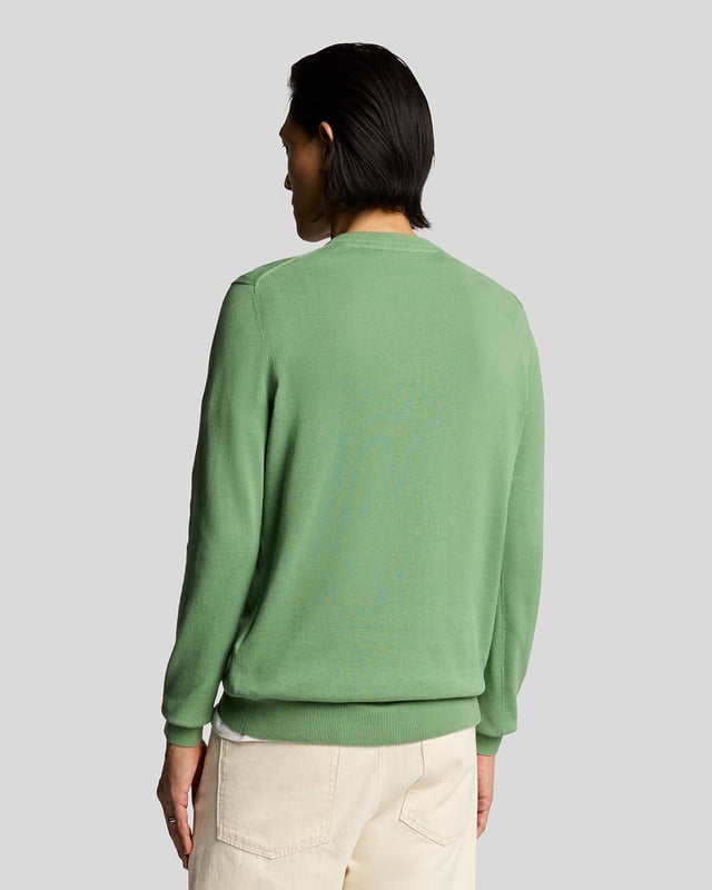 We know the value of a well-made staple, so classic pieces like this jumper form the core of our Lyle &amp; Scott collections. It's been knitted from soft 100% cotton and has a slim fit – perfect for layering under a jacket.- Round neck 
- Long sleeves 
- Ribbed hemline, cuffs and neckline
- Composition: 100% cotton