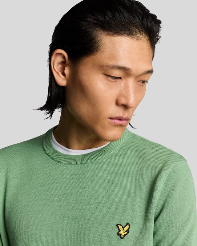 We know the value of a well-made staple, so classic pieces like this jumper form the core of our Lyle &amp; Scott collections. It's been knitted from soft 100% cotton and has a slim fit – perfect for layering under a jacket.- Round neck 
- Long sleeves 
- Ribbed hemline, cuffs and neckline
- Composition: 100% cotton