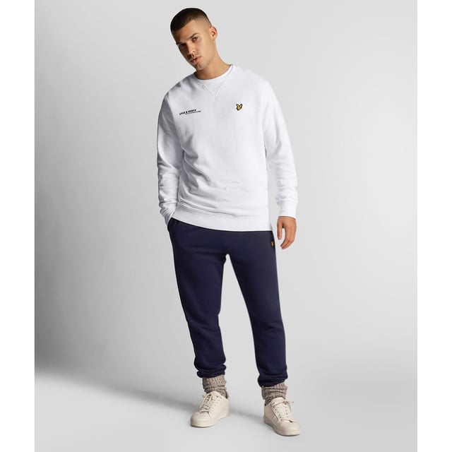 Ribbed crewneck.Ribbed cuffs and hem.Signature Lyle and Scott Golden eagle branding. Regular fit.