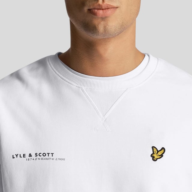 Ribbed crewneck.Ribbed cuffs and hem.Signature Lyle and Scott Golden eagle branding. Regular fit.