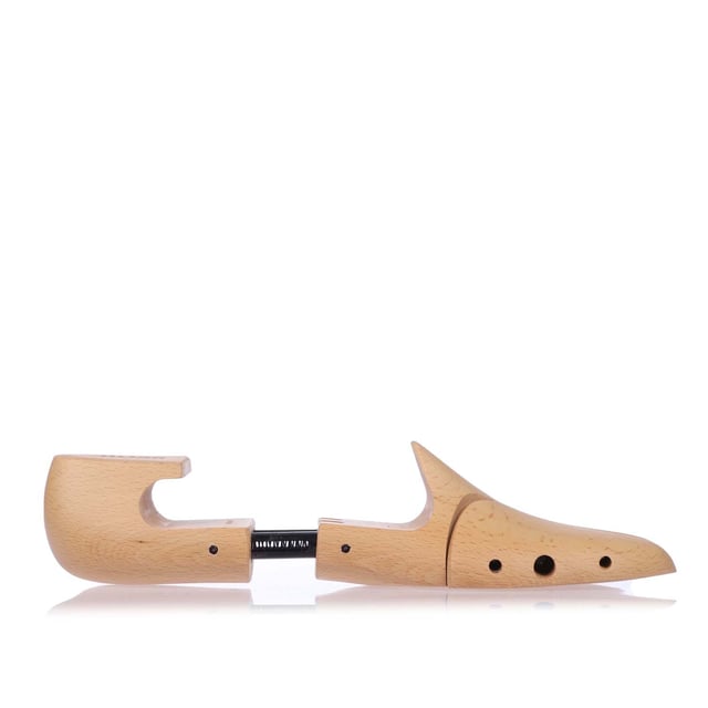 Boss Shoe Tree Boot Tensioner. High-quality shoe trees by BOSS, made of pine for the perfect shape retention of the shoes. Single suspension in the length and in the front foot area provides the perfect shape retention. The fine wood smells aromatically. The embossed logo is located at the heel.