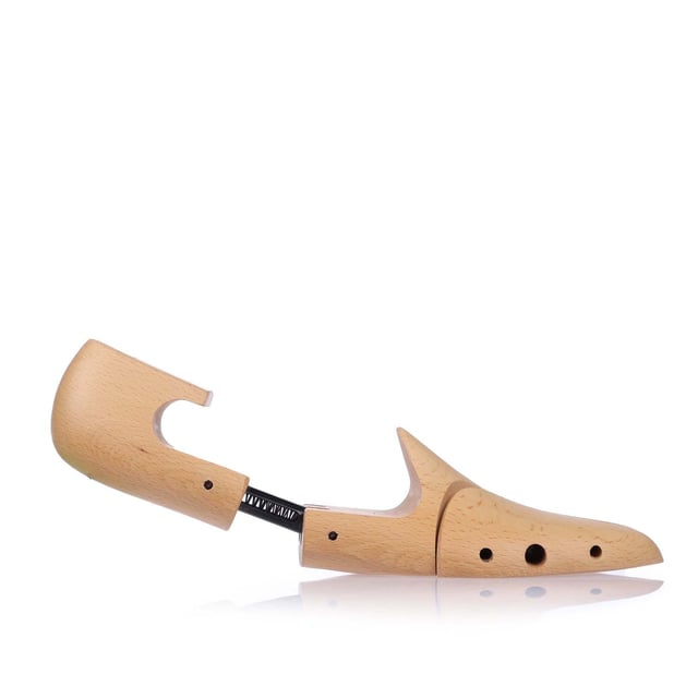 Boss Shoe Tree Boot Tensioner. High-quality shoe trees by BOSS, made of pine for the perfect shape retention of the shoes. Single suspension in the length and in the front foot area provides the perfect shape retention. The fine wood smells aromatically. The embossed logo is located at the heel.