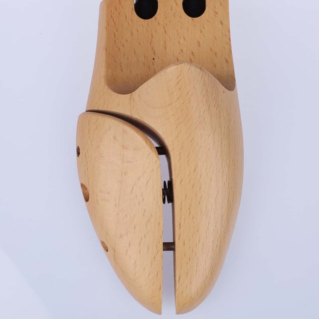 Boss Shoe Tree Boot Tensioner. High-quality shoe trees by BOSS, made of pine for the perfect shape retention of the shoes. Single suspension in the length and in the front foot area provides the perfect shape retention. The fine wood smells aromatically. The embossed logo is located at the heel.