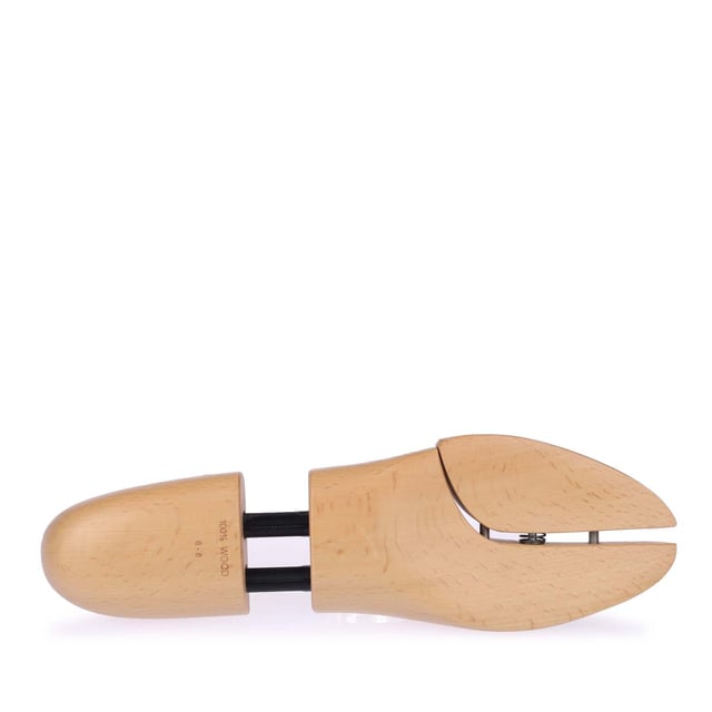 Boss Shoe Tree Boot Tensioner. High-quality shoe trees by BOSS, made of pine for the perfect shape retention of the shoes. Single suspension in the length and in the front foot area provides the perfect shape retention. The fine wood smells aromatically. The embossed logo is located at the heel.