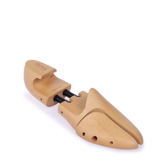 Boss Shoe Tree Boot Tensioner. High-quality shoe trees by BOSS, made of pine for the perfect shape retention of the shoes. Single suspension in the length and in the front foot area provides the perfect shape retention. The fine wood smells aromatically. The embossed logo is located at the heel.