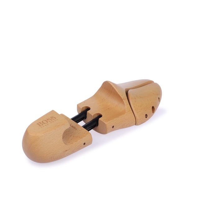Boss Shoe Tree Boot Tensioner. High-quality shoe trees by BOSS, made of pine for the perfect shape retention of the shoes. Single suspension in the length and in the front foot area provides the perfect shape retention. The fine wood smells aromatically. The embossed logo is located at the heel.