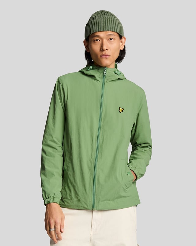 Unsere Kapuzenjacke mit durchgehendem Reißverschluss ist ein tolles, mittelschweres Modell, das sich als Oberbekleidung oder unter einem dickeren Mantel tragen lässt. Sie besteht aus strapazierfähigem Shell, ist mit isolierender Wattierung gefüllt und hat eine praktische Kapuze mit Kordelzug. Dank der minimalistischen Details bleibt sie zeitlos, sodass Sie sie Jahr für Jahr tragen können.- Trichterhalsausschnitt- Kapuze mit Kordelzug- Reißverschluss vorne- Zwei Seitentaschen mit Reißverschluss- Lange Ärmel mit elastischen Bündchen- Zusammensetzung: 100 % Polyester