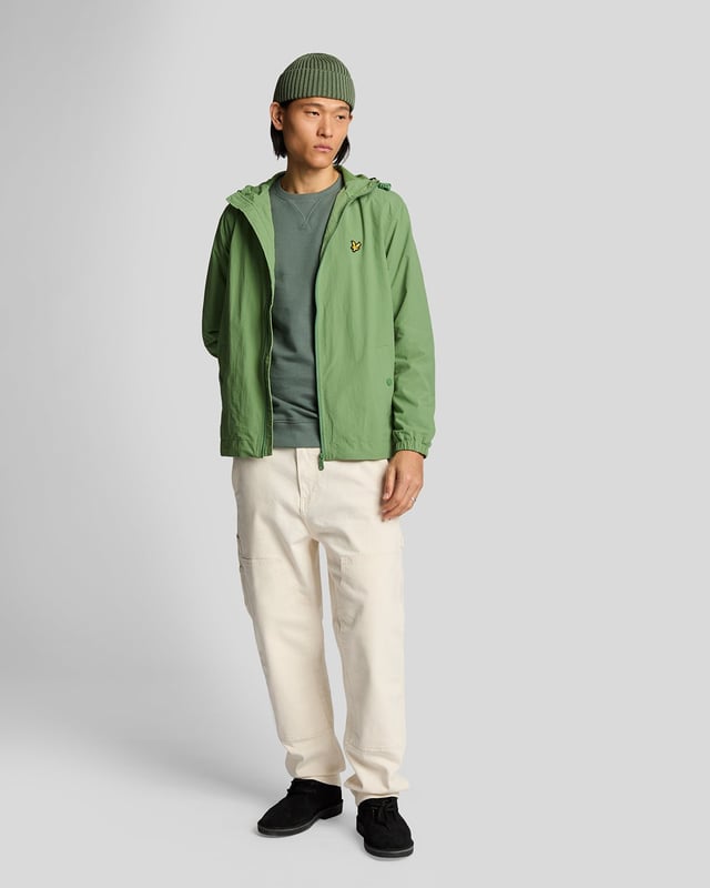 Unsere Kapuzenjacke mit durchgehendem Reißverschluss ist ein tolles, mittelschweres Modell, das sich als Oberbekleidung oder unter einem dickeren Mantel tragen lässt. Sie besteht aus strapazierfähigem Shell, ist mit isolierender Wattierung gefüllt und hat eine praktische Kapuze mit Kordelzug. Dank der minimalistischen Details bleibt sie zeitlos, sodass Sie sie Jahr für Jahr tragen können.- Trichterhalsausschnitt- Kapuze mit Kordelzug- Reißverschluss vorne- Zwei Seitentaschen mit Reißverschluss- Lange Ärmel mit elastischen Bündchen- Zusammensetzung: 100 % Polyester