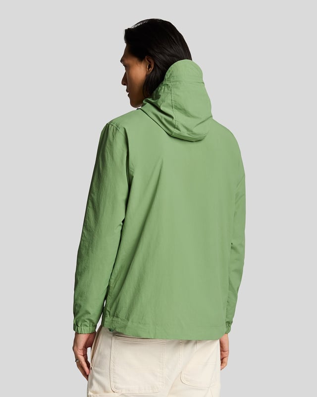 Unsere Kapuzenjacke mit durchgehendem Reißverschluss ist ein tolles, mittelschweres Modell, das sich als Oberbekleidung oder unter einem dickeren Mantel tragen lässt. Sie besteht aus strapazierfähigem Shell, ist mit isolierender Wattierung gefüllt und hat eine praktische Kapuze mit Kordelzug. Dank der minimalistischen Details bleibt sie zeitlos, sodass Sie sie Jahr für Jahr tragen können.- Trichterhalsausschnitt- Kapuze mit Kordelzug- Reißverschluss vorne- Zwei Seitentaschen mit Reißverschluss- Lange Ärmel mit elastischen Bündchen- Zusammensetzung: 100 % Polyester