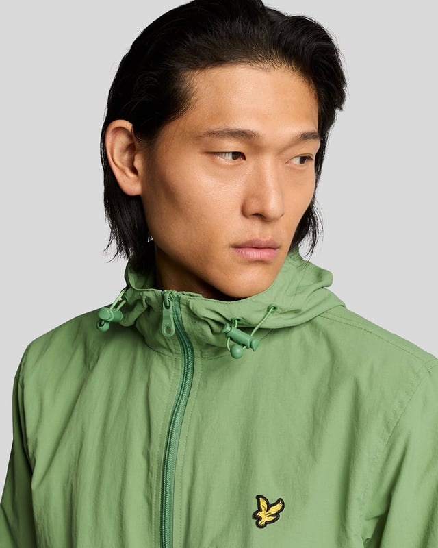 Unsere Kapuzenjacke mit durchgehendem Reißverschluss ist ein tolles, mittelschweres Modell, das sich als Oberbekleidung oder unter einem dickeren Mantel tragen lässt. Sie besteht aus strapazierfähigem Shell, ist mit isolierender Wattierung gefüllt und hat eine praktische Kapuze mit Kordelzug. Dank der minimalistischen Details bleibt sie zeitlos, sodass Sie sie Jahr für Jahr tragen können.- Trichterhalsausschnitt- Kapuze mit Kordelzug- Reißverschluss vorne- Zwei Seitentaschen mit Reißverschluss- Lange Ärmel mit elastischen Bündchen- Zusammensetzung: 100 % Polyester