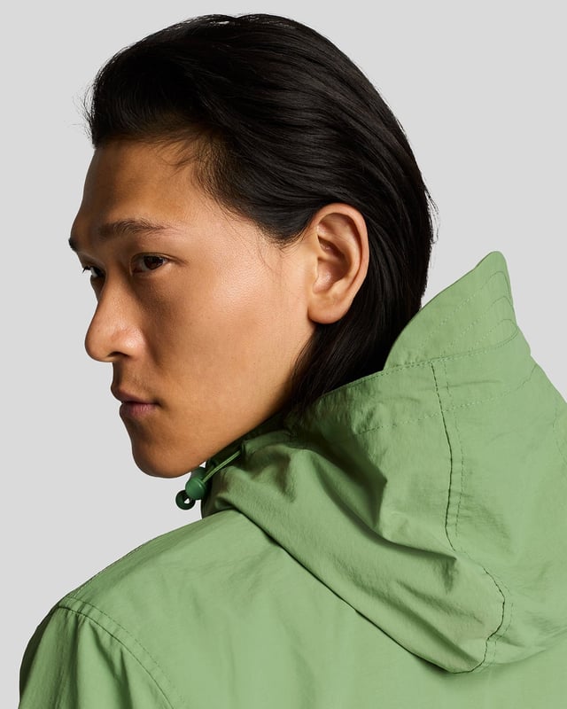 Unsere Kapuzenjacke mit durchgehendem Reißverschluss ist ein tolles, mittelschweres Modell, das sich als Oberbekleidung oder unter einem dickeren Mantel tragen lässt. Sie besteht aus strapazierfähigem Shell, ist mit isolierender Wattierung gefüllt und hat eine praktische Kapuze mit Kordelzug. Dank der minimalistischen Details bleibt sie zeitlos, sodass Sie sie Jahr für Jahr tragen können.- Trichterhalsausschnitt- Kapuze mit Kordelzug- Reißverschluss vorne- Zwei Seitentaschen mit Reißverschluss- Lange Ärmel mit elastischen Bündchen- Zusammensetzung: 100 % Polyester