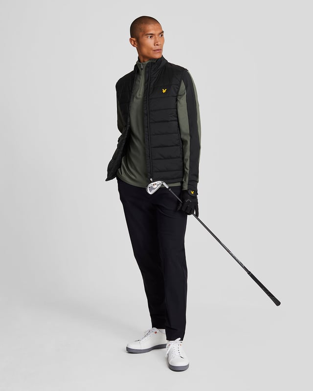 Our sophisticated Wadded Golf Gilet looks good on and off the course. Cut from a wind-proof shell, the light insulation keeps you warm without weighing you down. The elastane-blend side panels provide flexibility and stretch so you can work on your swing without restrictions.- Lockdown front zip fastening
- Overlapped zip guard 
- Zipped side pockets
- Signature Lyle &amp; Scott silicon logo
- Contrast black side panels
- Composition: Body: 42% elastomultiester, 58% polyester Panel: 18% elastane, 82% nylon