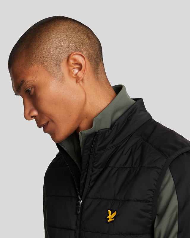 Our sophisticated Wadded Golf Gilet looks good on and off the course. Cut from a wind-proof shell, the light insulation keeps you warm without weighing you down. The elastane-blend side panels provide flexibility and stretch so you can work on your swing without restrictions.- Lockdown front zip fastening
- Overlapped zip guard 
- Zipped side pockets
- Signature Lyle &amp; Scott silicon logo
- Contrast black side panels
- Composition: Body: 42% elastomultiester, 58% polyester Panel: 18% elastane, 82% nylon