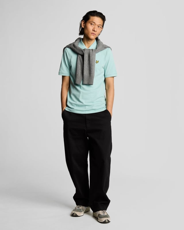 Es ist ein Must-have für Ihre Garderobe – ob am Wochenende, im Büro, abends oder auf dem Golfplatz. Unser schlichtes Lyle & Scott Poloshirt ist so klassisch, dass es kaum einer Vorstellung bedarf. Es besteht aus Jersey-Baumwollmischung mit leichtem Stretchanteil. - Klassischer Kragen - Knopfverschluss vorne - Kurze Ärmel - Zusammensetzung: 97 % Baumwolle, 3 % Elastan