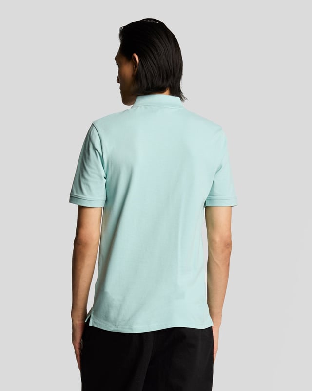 Es ist ein Must-have für Ihre Garderobe – ob am Wochenende, im Büro, abends oder auf dem Golfplatz. Unser schlichtes Lyle & Scott Poloshirt ist so klassisch, dass es kaum einer Vorstellung bedarf. Es besteht aus Jersey-Baumwollmischung mit leichtem Stretchanteil. - Klassischer Kragen - Knopfverschluss vorne - Kurze Ärmel - Zusammensetzung: 97 % Baumwolle, 3 % Elastan