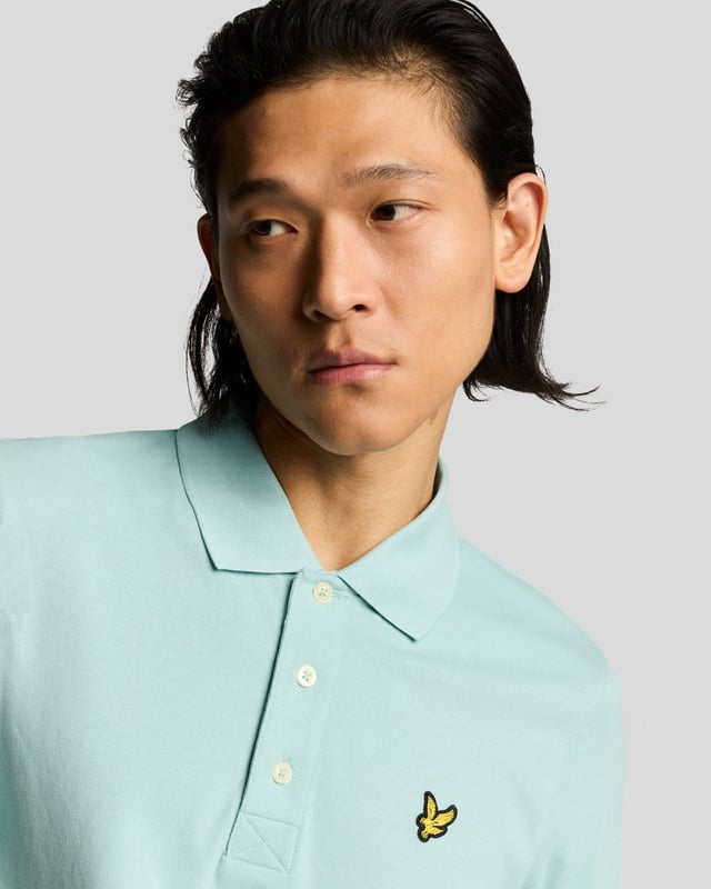 Es ist ein Must-have für Ihre Garderobe – ob am Wochenende, im Büro, abends oder auf dem Golfplatz. Unser schlichtes Lyle & Scott Poloshirt ist so klassisch, dass es kaum einer Vorstellung bedarf. Es besteht aus Jersey-Baumwollmischung mit leichtem Stretchanteil. - Klassischer Kragen - Knopfverschluss vorne - Kurze Ärmel - Zusammensetzung: 97 % Baumwolle, 3 % Elastan