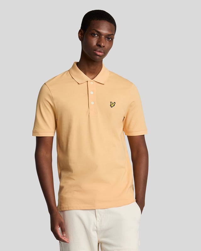 Es ist ein Must-have für Ihre Garderobe – ob am Wochenende, im Büro, abends oder auf dem Golfplatz. Unser schlichtes Lyle & Scott Poloshirt ist so klassisch, dass es kaum einer Vorstellung bedarf. Es besteht aus Jersey-Baumwollmischung mit leichtem Stretchanteil. - Klassischer Kragen - Knopfverschluss vorne - Kurze Ärmel - Zusammensetzung: 97 % Baumwolle, 3 % Elastan