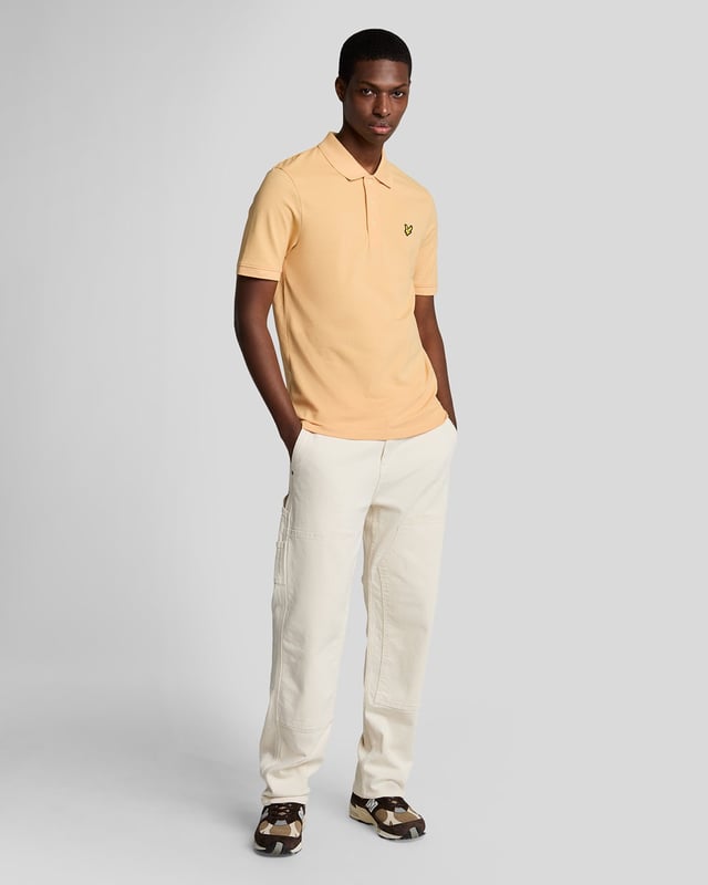 Es ist ein Must-have für Ihre Garderobe – ob am Wochenende, im Büro, abends oder auf dem Golfplatz. Unser schlichtes Lyle & Scott Poloshirt ist so klassisch, dass es kaum einer Vorstellung bedarf. Es besteht aus Jersey-Baumwollmischung mit leichtem Stretchanteil. - Klassischer Kragen - Knopfverschluss vorne - Kurze Ärmel - Zusammensetzung: 97 % Baumwolle, 3 % Elastan