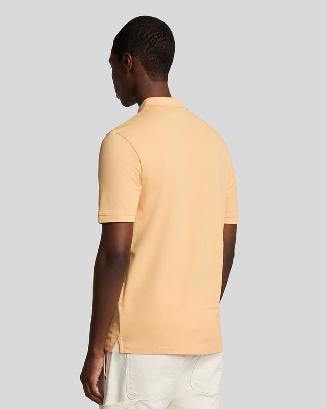 Es ist ein Must-have für Ihre Garderobe – ob am Wochenende, im Büro, abends oder auf dem Golfplatz. Unser schlichtes Lyle & Scott Poloshirt ist so klassisch, dass es kaum einer Vorstellung bedarf. Es besteht aus Jersey-Baumwollmischung mit leichtem Stretchanteil. - Klassischer Kragen - Knopfverschluss vorne - Kurze Ärmel - Zusammensetzung: 97 % Baumwolle, 3 % Elastan