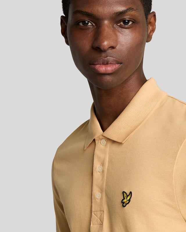 Es ist ein Must-have für Ihre Garderobe – ob am Wochenende, im Büro, abends oder auf dem Golfplatz. Unser schlichtes Lyle & Scott Poloshirt ist so klassisch, dass es kaum einer Vorstellung bedarf. Es besteht aus Jersey-Baumwollmischung mit leichtem Stretchanteil. - Klassischer Kragen - Knopfverschluss vorne - Kurze Ärmel - Zusammensetzung: 97 % Baumwolle, 3 % Elastan