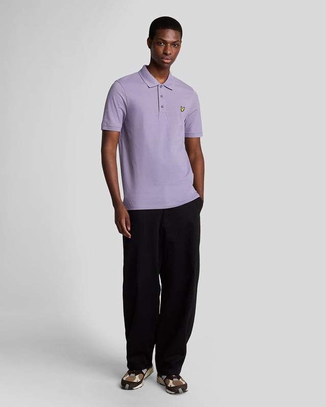 Es ist ein Must-have für Ihre Garderobe – ob am Wochenende, im Büro, abends oder auf dem Golfplatz. Unser schlichtes Lyle & Scott Poloshirt ist so klassisch, dass es kaum einer Vorstellung bedarf. Es besteht aus Jersey-Baumwollmischung mit leichtem Stretchanteil. - Klassischer Kragen - Knopfverschluss vorne - Kurze Ärmel - Zusammensetzung: 97 % Baumwolle, 3 % Elastan