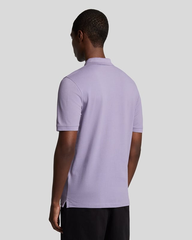 Es ist ein Must-have für Ihre Garderobe – ob am Wochenende, im Büro, abends oder auf dem Golfplatz. Unser schlichtes Lyle & Scott Poloshirt ist so klassisch, dass es kaum einer Vorstellung bedarf. Es besteht aus Jersey-Baumwollmischung mit leichtem Stretchanteil. - Klassischer Kragen - Knopfverschluss vorne - Kurze Ärmel - Zusammensetzung: 97 % Baumwolle, 3 % Elastan