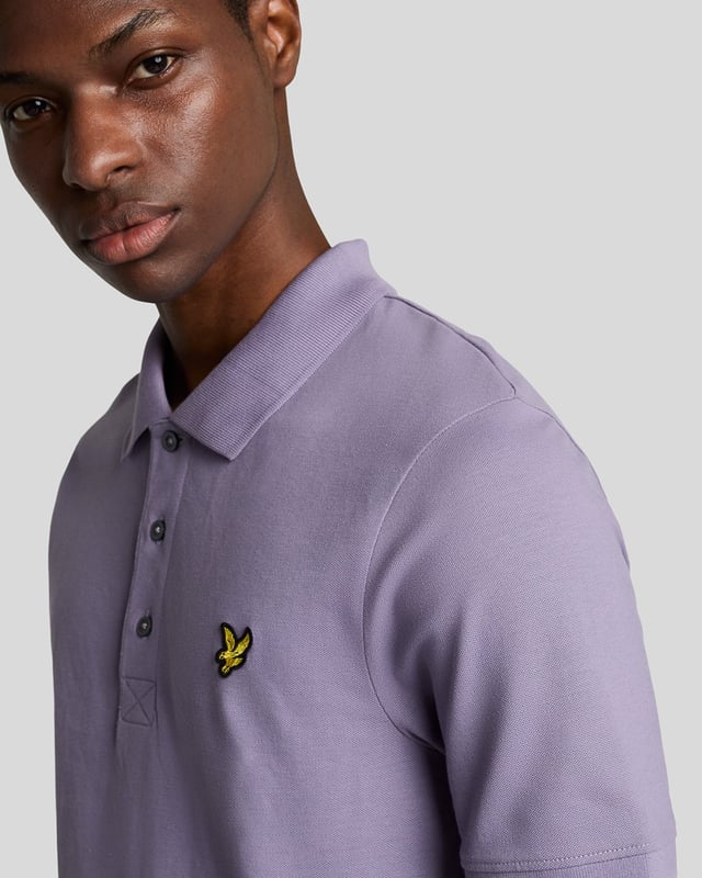 Es ist ein Must-have für Ihre Garderobe – ob am Wochenende, im Büro, abends oder auf dem Golfplatz. Unser schlichtes Lyle & Scott Poloshirt ist so klassisch, dass es kaum einer Vorstellung bedarf. Es besteht aus Jersey-Baumwollmischung mit leichtem Stretchanteil. - Klassischer Kragen - Knopfverschluss vorne - Kurze Ärmel - Zusammensetzung: 97 % Baumwolle, 3 % Elastan