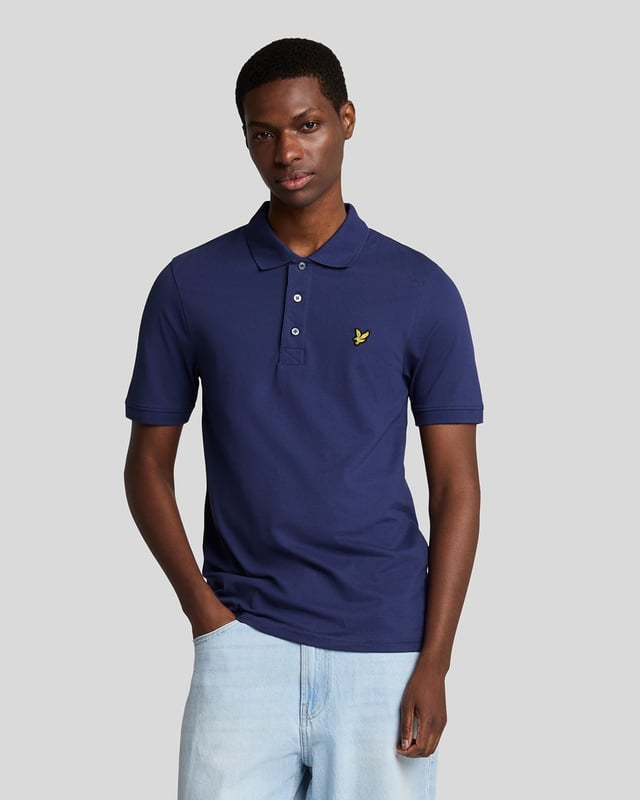 Es ist ein Must-have für Ihre Garderobe – ob am Wochenende, im Büro, abends oder auf dem Golfplatz. Unser schlichtes Lyle & Scott Poloshirt ist so klassisch, dass es kaum einer Vorstellung bedarf. Es besteht aus Jersey-Baumwollmischung mit leichtem Stretchanteil. - Klassischer Kragen - Knopfverschluss vorne - Kurze Ärmel - Zusammensetzung: 97 % Baumwolle, 3 % Elastan