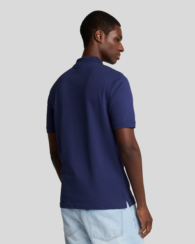 Es ist ein Must-have für Ihre Garderobe – ob am Wochenende, im Büro, abends oder auf dem Golfplatz. Unser schlichtes Lyle & Scott Poloshirt ist so klassisch, dass es kaum einer Vorstellung bedarf. Es besteht aus Jersey-Baumwollmischung mit leichtem Stretchanteil. - Klassischer Kragen - Knopfverschluss vorne - Kurze Ärmel - Zusammensetzung: 97 % Baumwolle, 3 % Elastan