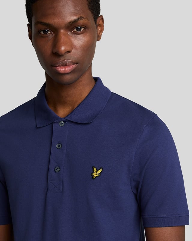 Es ist ein Must-have für Ihre Garderobe – ob am Wochenende, im Büro, abends oder auf dem Golfplatz. Unser schlichtes Lyle & Scott Poloshirt ist so klassisch, dass es kaum einer Vorstellung bedarf. Es besteht aus Jersey-Baumwollmischung mit leichtem Stretchanteil. - Klassischer Kragen - Knopfverschluss vorne - Kurze Ärmel - Zusammensetzung: 97 % Baumwolle, 3 % Elastan