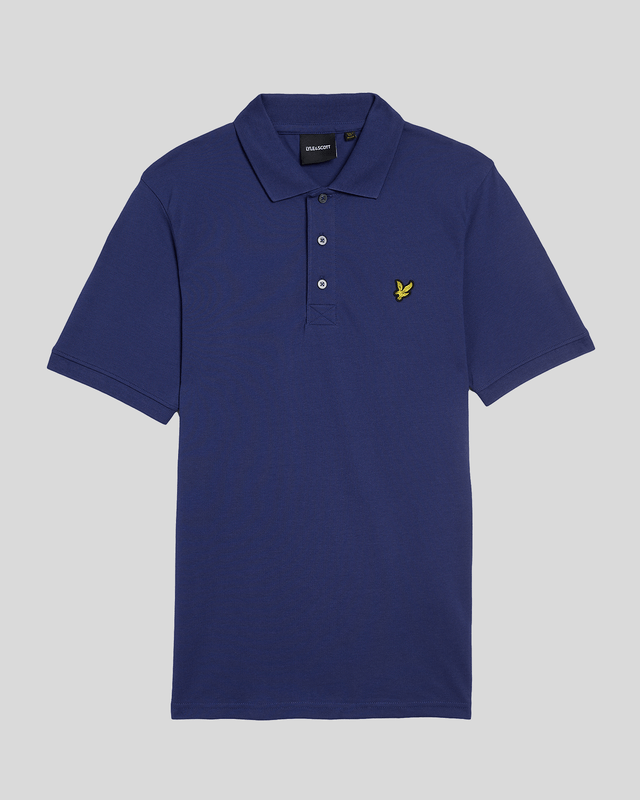 Es ist ein Must-have für Ihre Garderobe – ob am Wochenende, im Büro, abends oder auf dem Golfplatz. Unser schlichtes Lyle & Scott Poloshirt ist so klassisch, dass es kaum einer Vorstellung bedarf. Es besteht aus Jersey-Baumwollmischung mit leichtem Stretchanteil. - Klassischer Kragen - Knopfverschluss vorne - Kurze Ärmel - Zusammensetzung: 97 % Baumwolle, 3 % Elastan