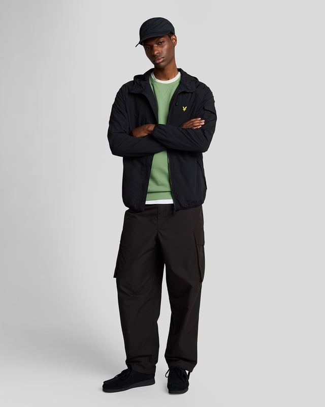 Wir haben Jahre damit verbracht, unsere Baumwoll-Jersey-Basics zu perfektionieren, und das Designwissen ist offensichtlich. Dieses Sweatshirt mit Rundhalsausschnitt ist aus kuscheligem Baumwoll-Jersey gefertigt und verfügt über ein retro-inspiriertes Dreieckssteppmuster am Ausschnitt. - Rundhalsausschnitt  
- Lange Ärmel  
- Materialzusammensetzung: 100 % Baumwolle