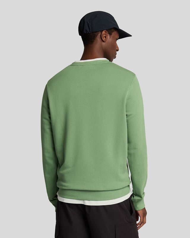 Wir haben Jahre damit verbracht, unsere Baumwoll-Jersey-Basics zu perfektionieren, und das Designwissen ist offensichtlich. Dieses Sweatshirt mit Rundhalsausschnitt ist aus kuscheligem Baumwoll-Jersey gefertigt und verfügt über ein retro-inspiriertes Dreieckssteppmuster am Ausschnitt. - Rundhalsausschnitt  
- Lange Ärmel  
- Materialzusammensetzung: 100 % Baumwolle