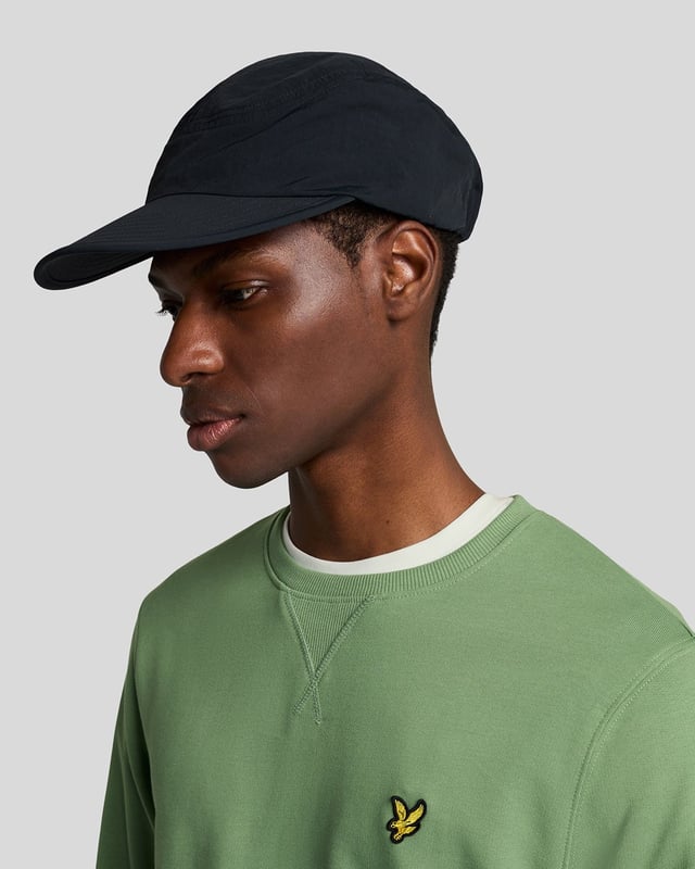 Wir haben Jahre damit verbracht, unsere Baumwoll-Jersey-Basics zu perfektionieren, und das Designwissen ist offensichtlich. Dieses Sweatshirt mit Rundhalsausschnitt ist aus kuscheligem Baumwoll-Jersey gefertigt und verfügt über ein retro-inspiriertes Dreieckssteppmuster am Ausschnitt. - Rundhalsausschnitt  
- Lange Ärmel  
- Materialzusammensetzung: 100 % Baumwolle